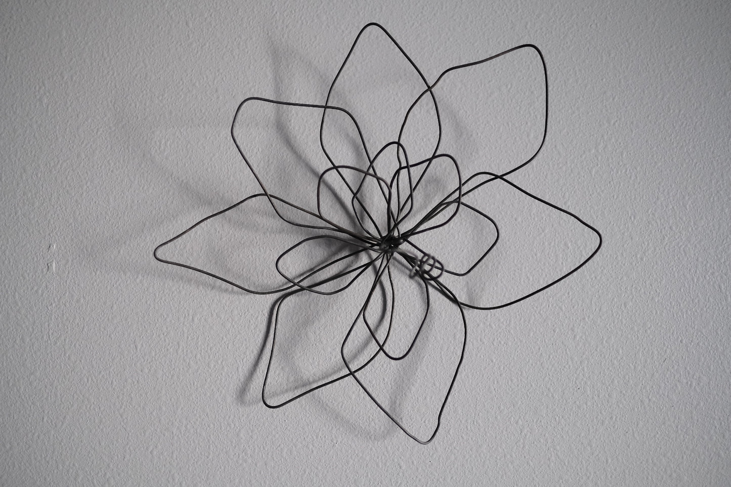 Small Single Wire Wall Flower