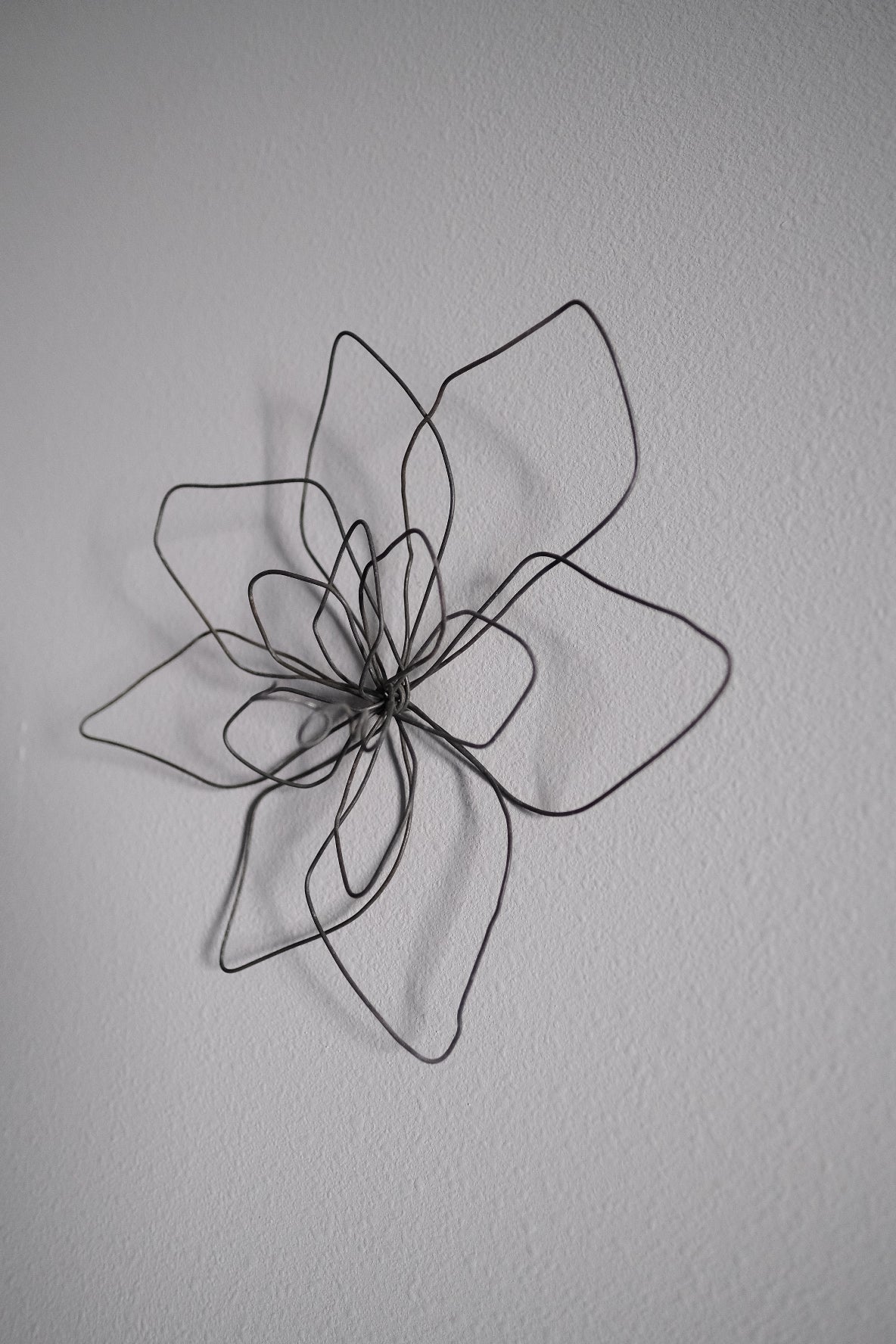 Small Single Wire Wall Flower
