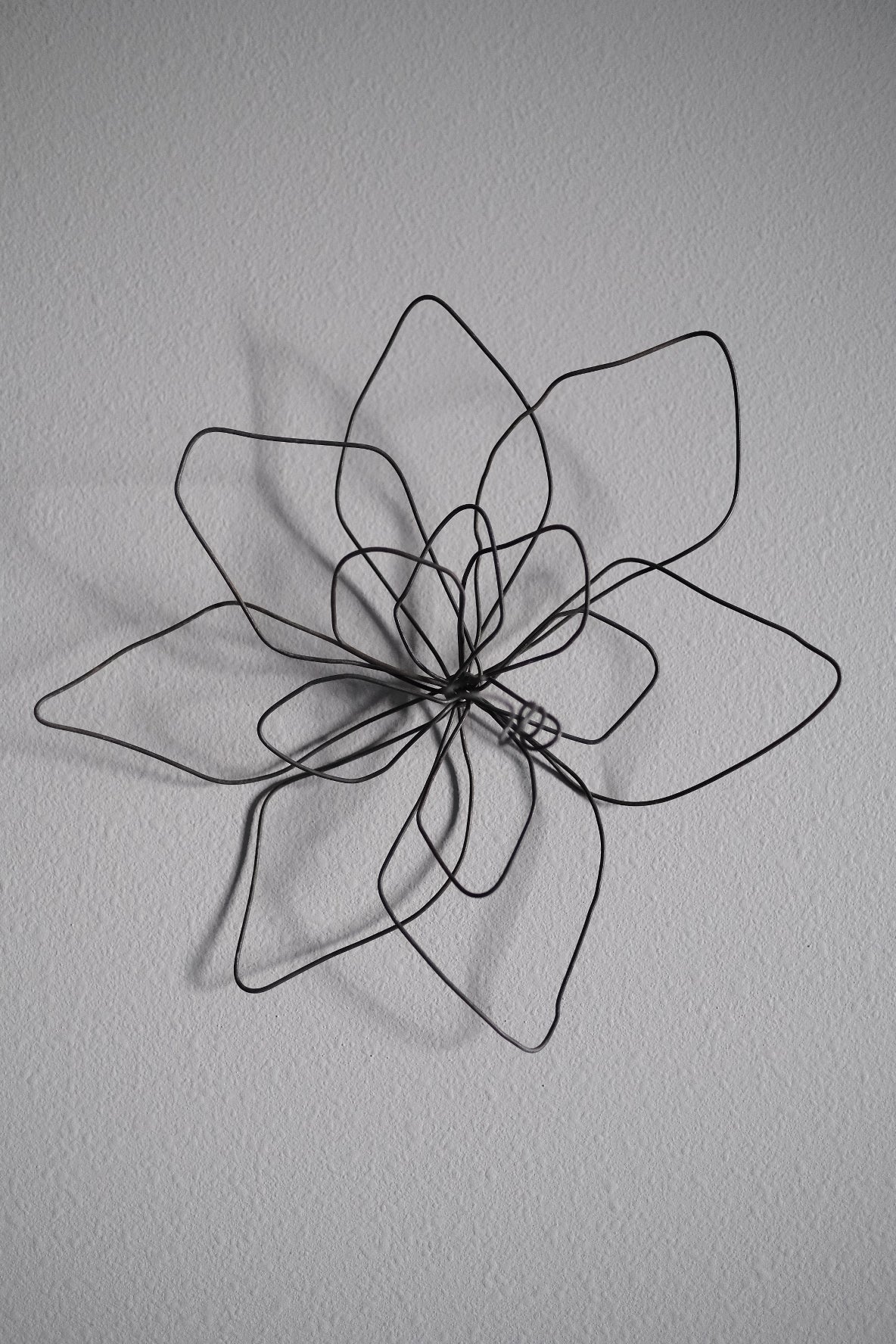 Small Single Wire Wall Flower