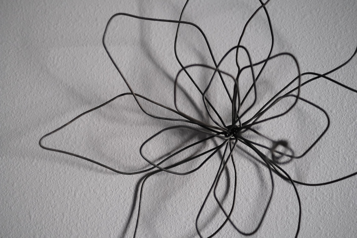 Small Single Wire Wall Flower