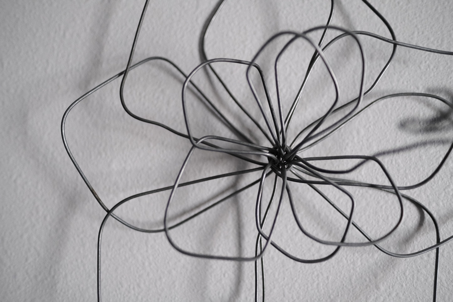 Small Single Wire Wall Flower