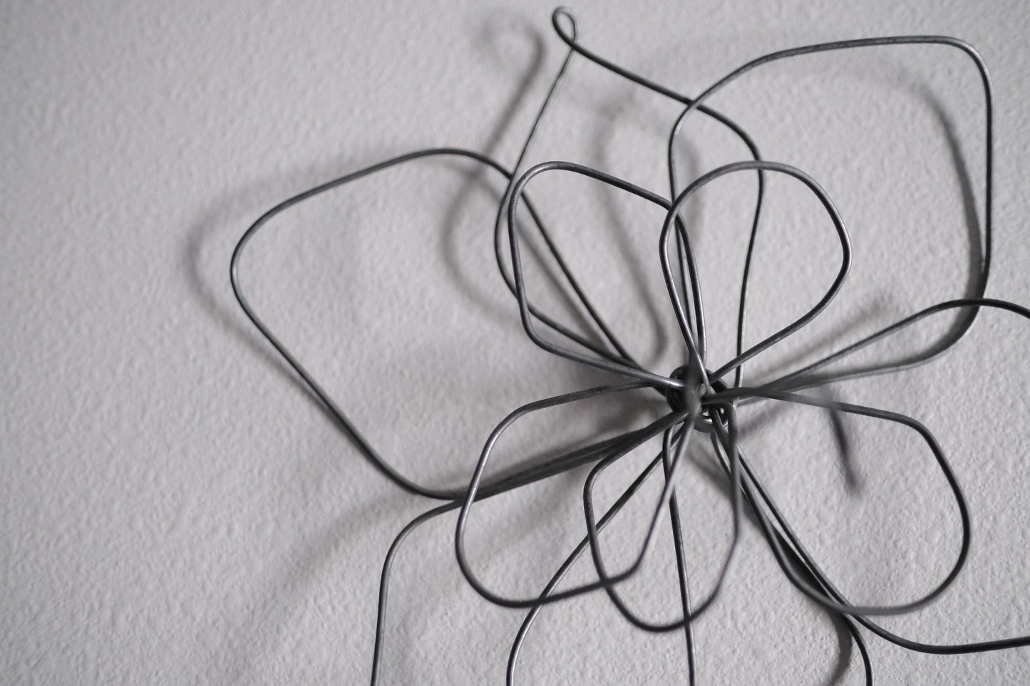 Small Single Wire Wall Flower