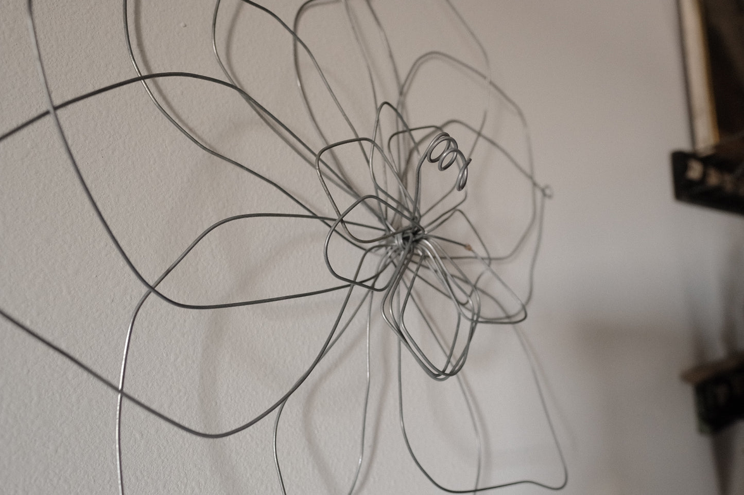 Medium Single Wire Wall Flower