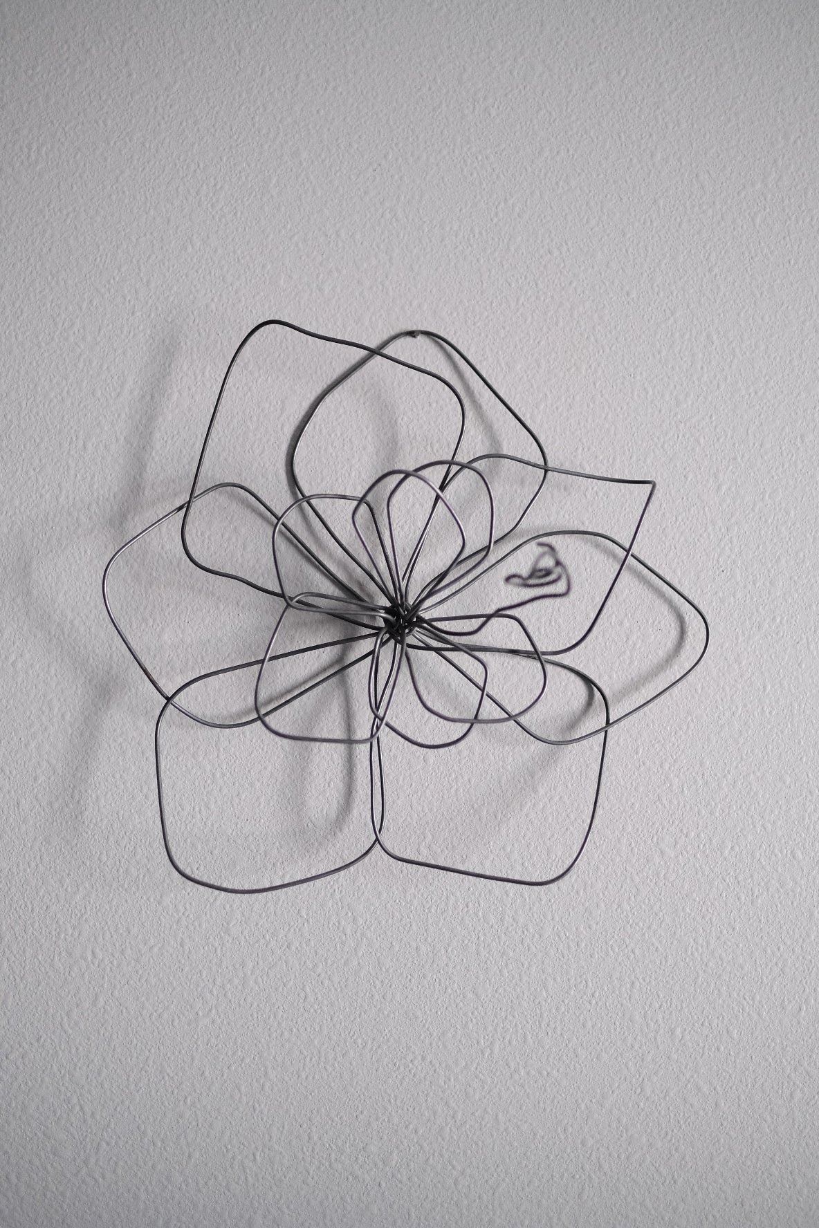 Small Single Wire Wall Flower