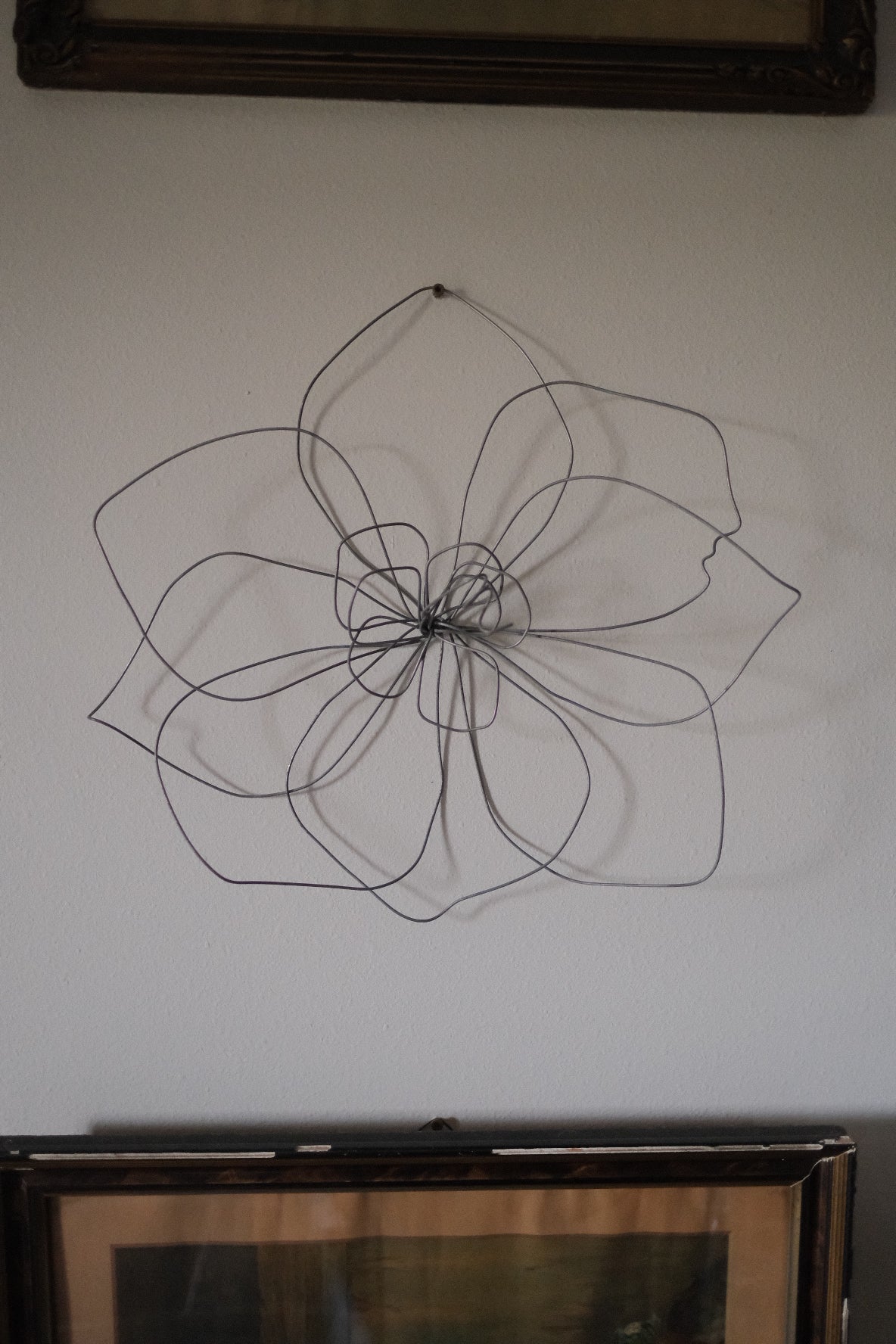 Medium Single Wire Wall Flower