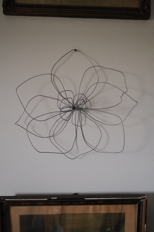 Medium Single Wire Wall Flower