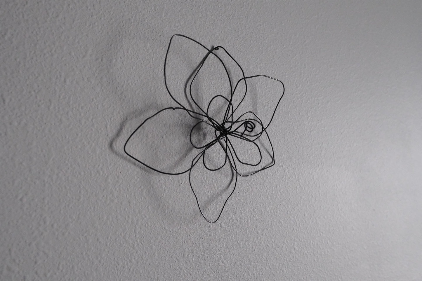 Small Single Wire Wall Flower