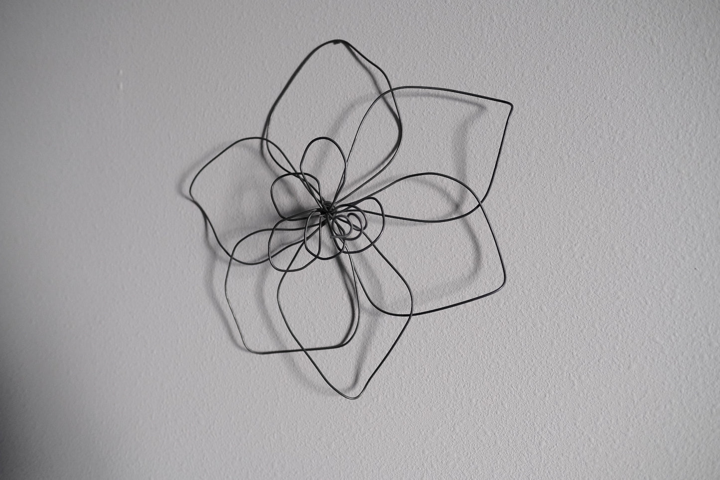 Small Single Wire Wall Flower