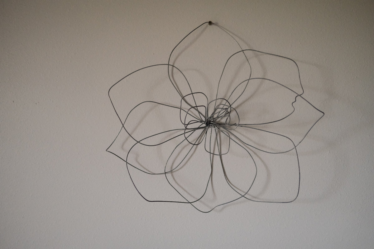 Medium Single Wire Wall Flower