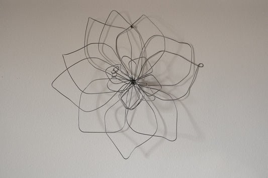 Medium Single Wire Wall Flower