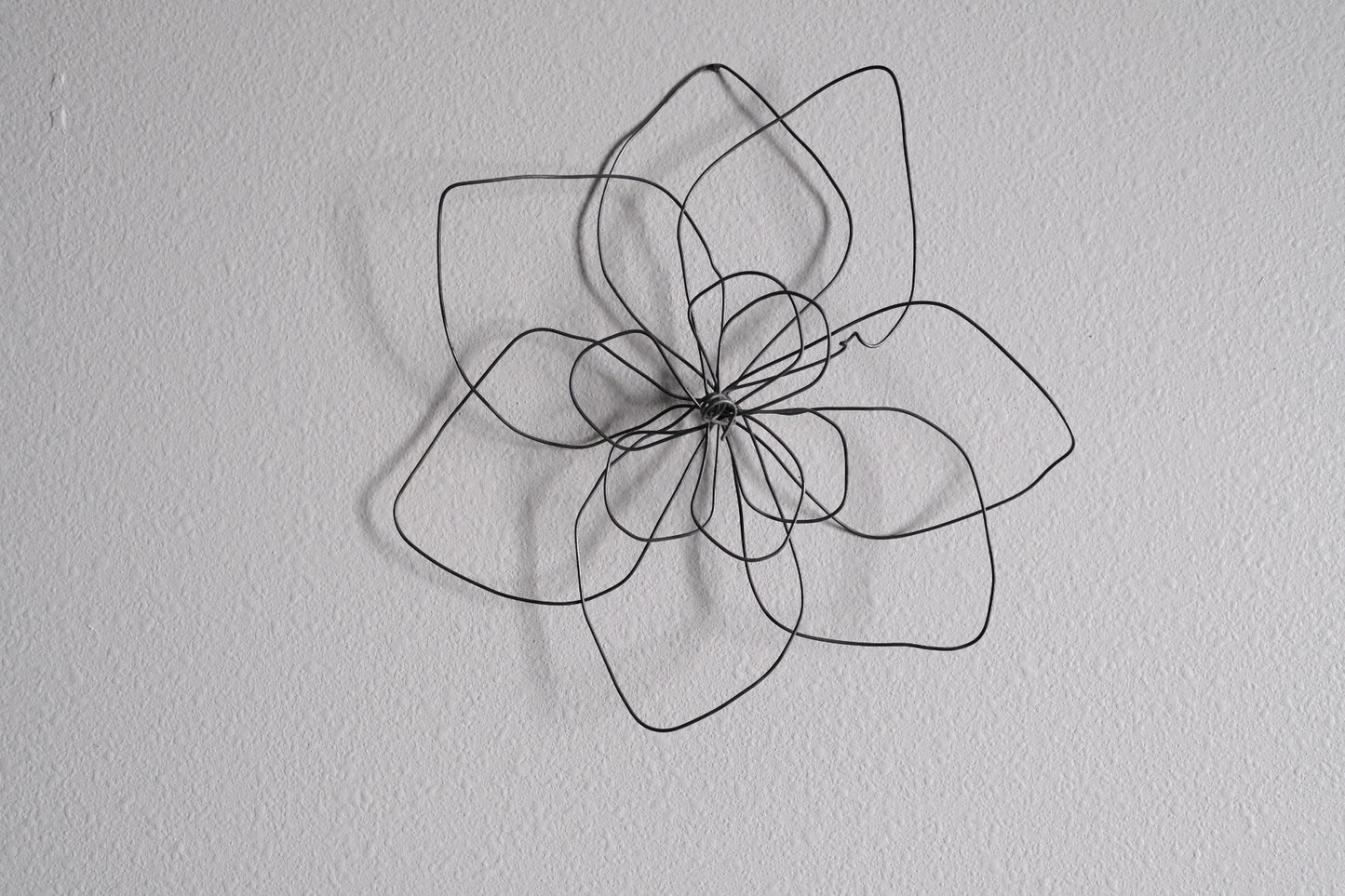 Small Single Wire Wall Flower