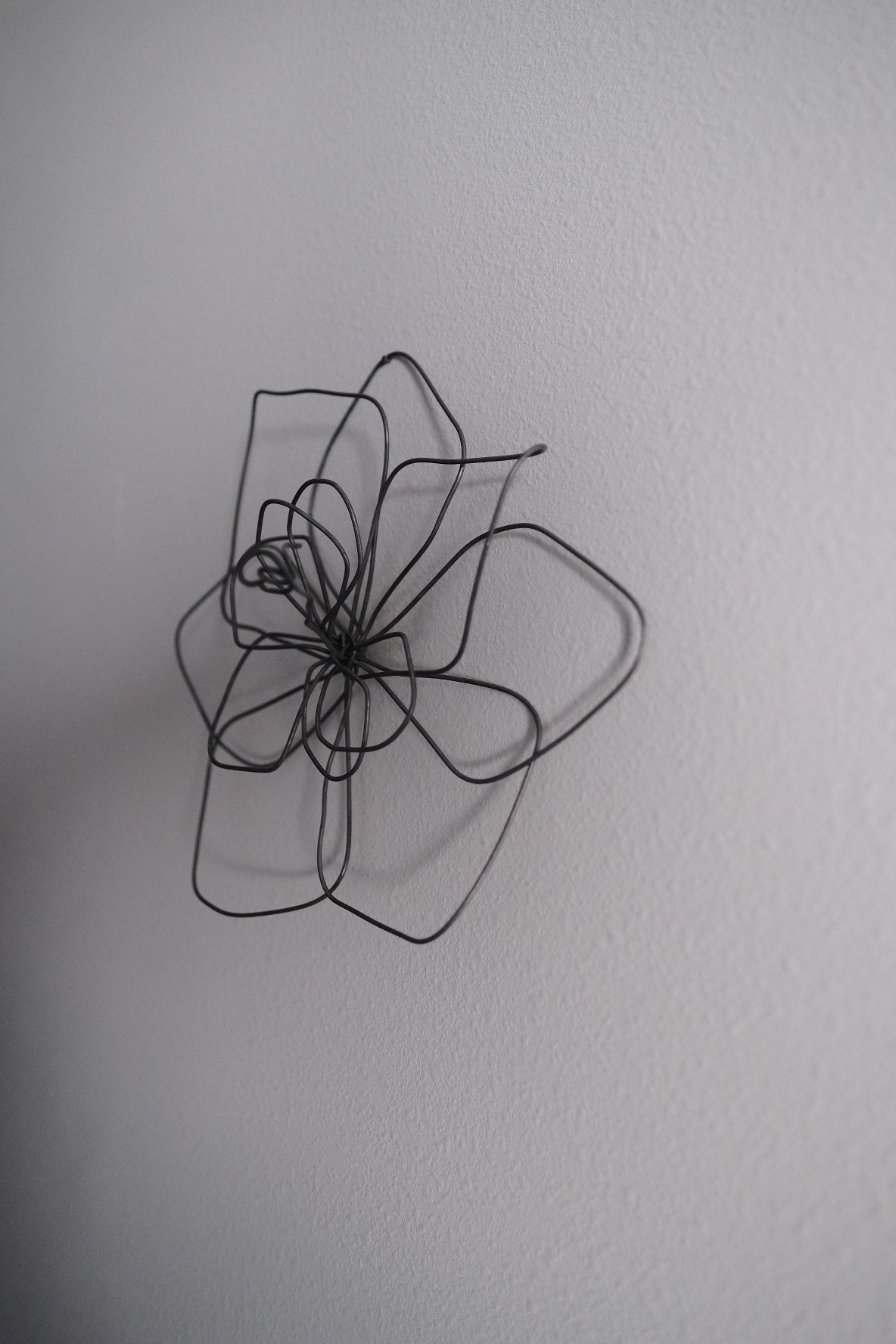 Small Single Wire Wall Flower