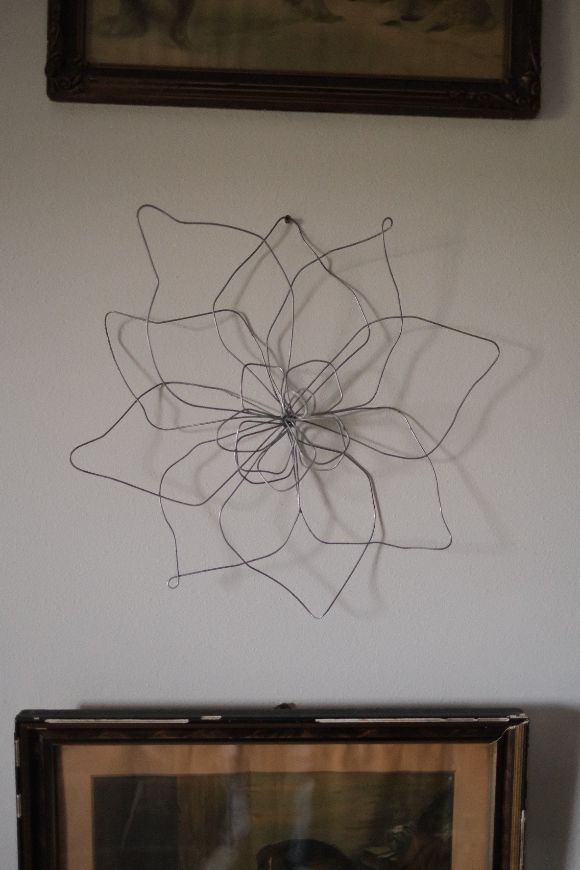 Medium Single Wire Wall Flower