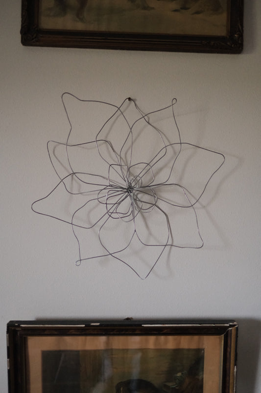 Medium Single Wire Wall Flower