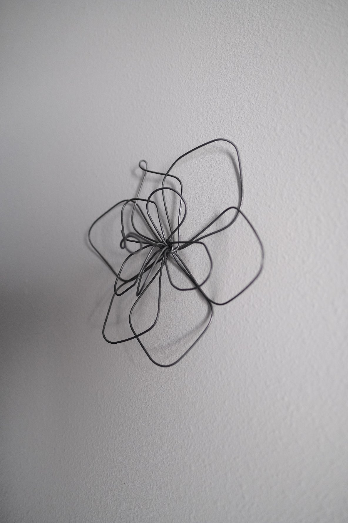 Small Single Wire Wall Flower