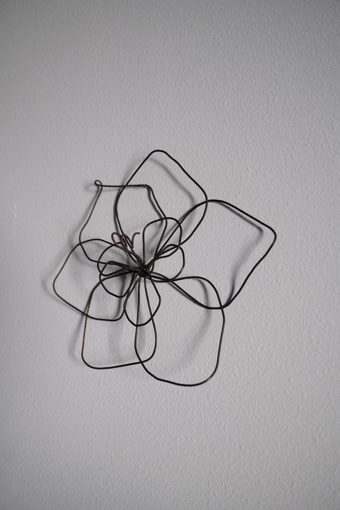 Small Single Wire Wall Flower