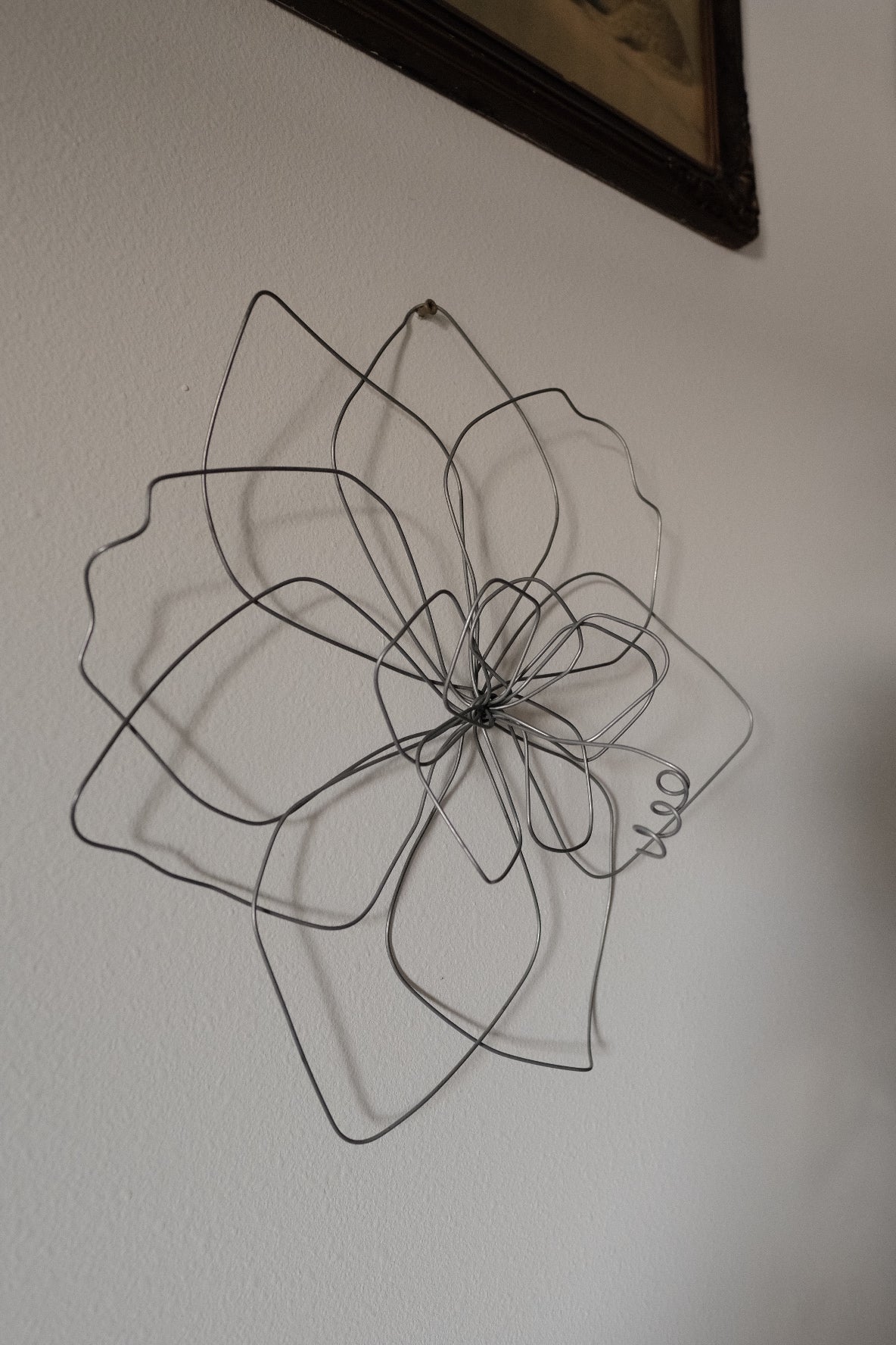 Small Single Wire Wall Flower