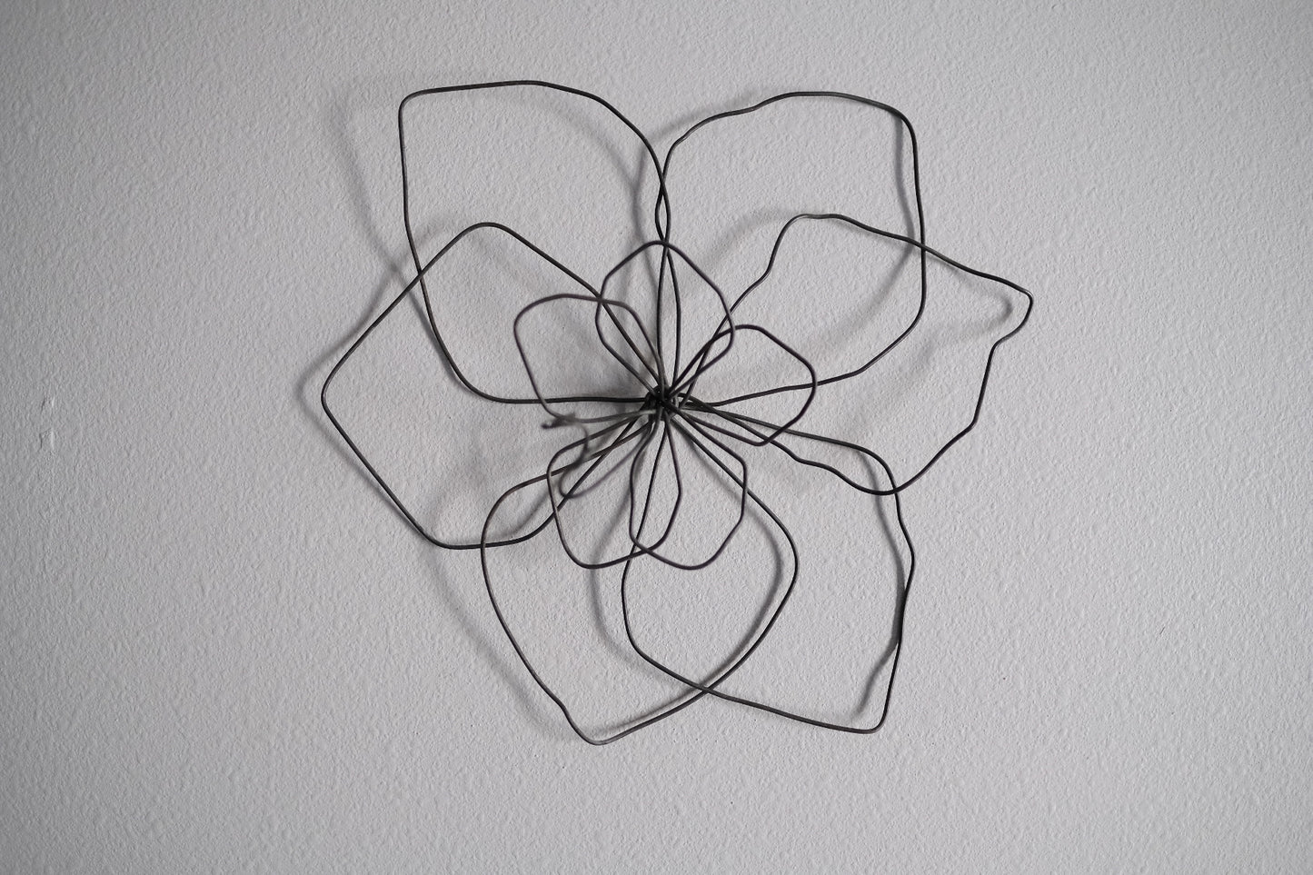 Small Single Wire Wall Flower