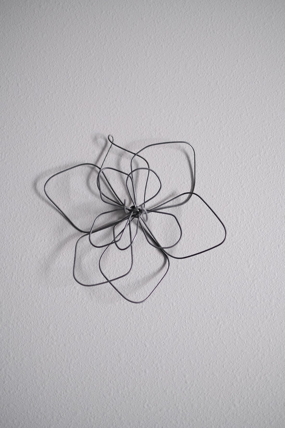 Small Single Wire Wall Flower