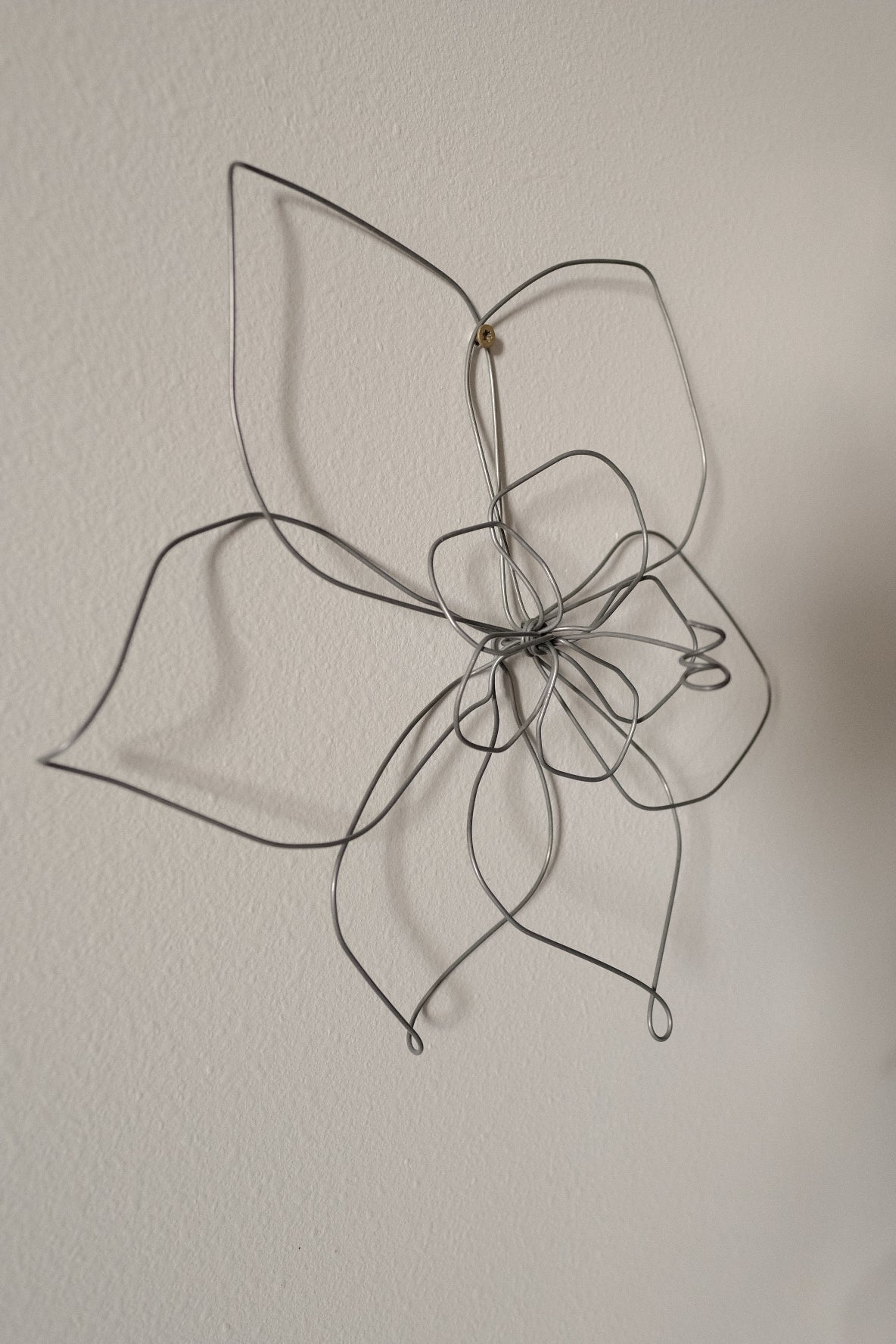 Small Single Wire Wall Flower