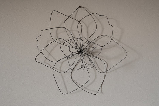 Small Single Wire Wall Flower