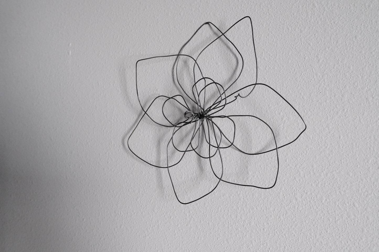 Small Single Wire Wall Flower