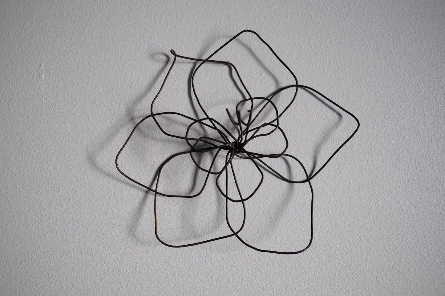 Small Single Wire Wall Flower