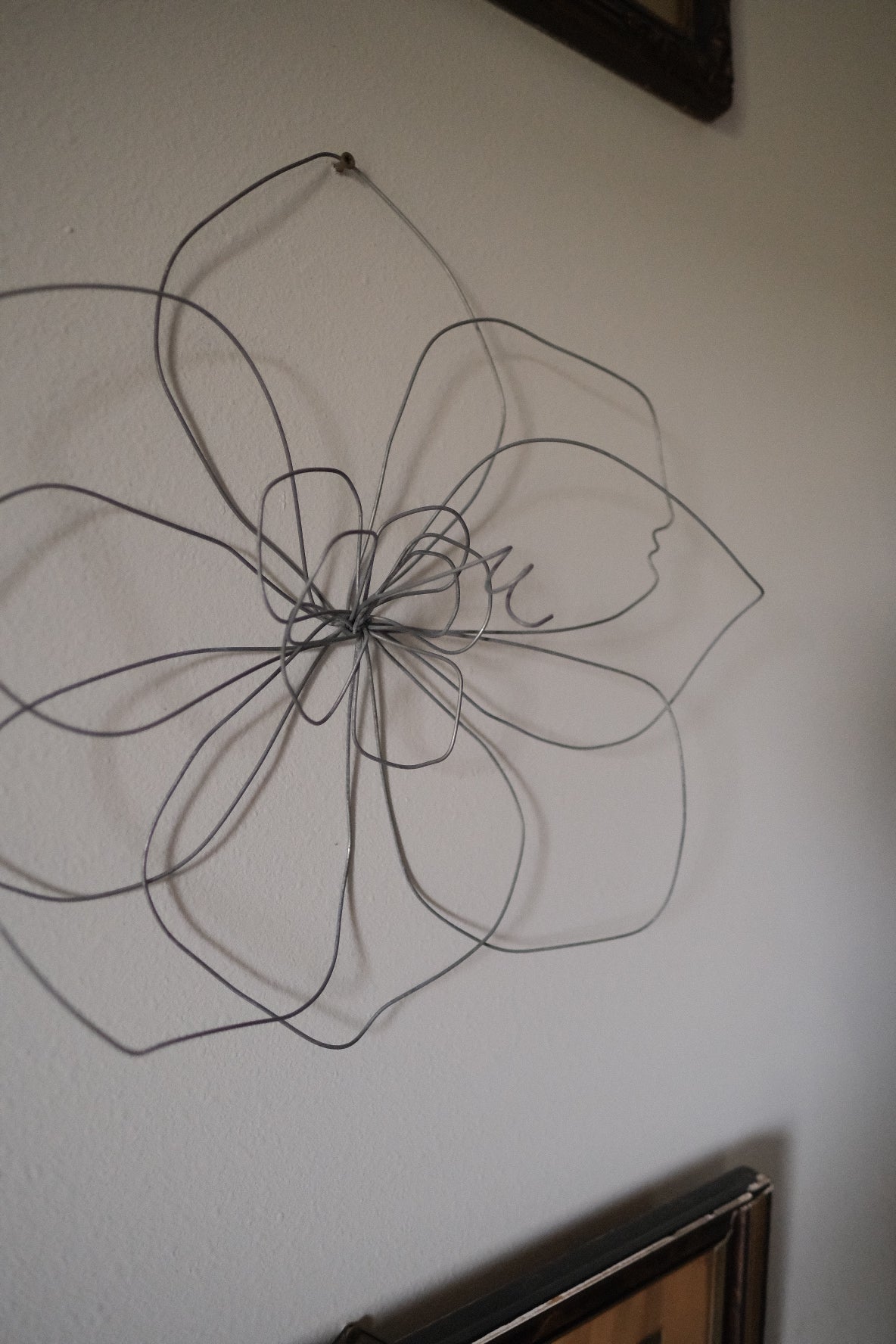 Medium Single Wire Wall Flower
