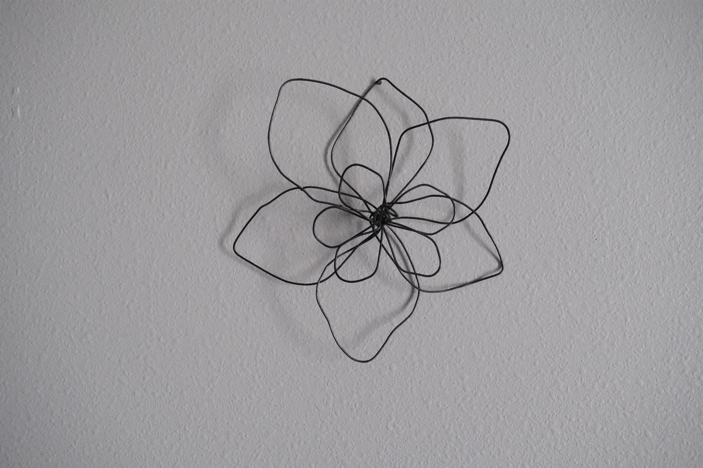 Small Single Wire Wall Flower