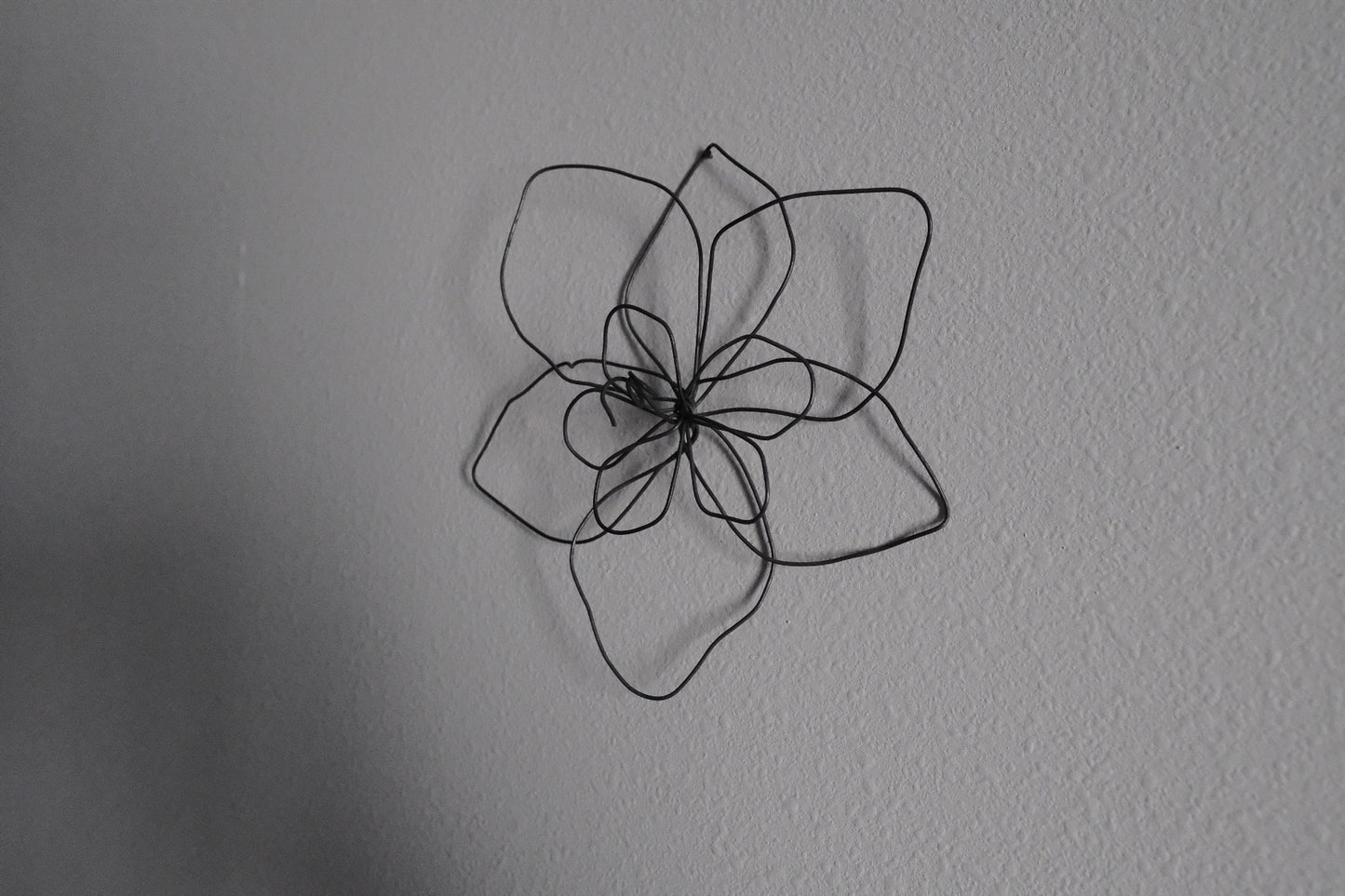 Small Single Wire Wall Flower