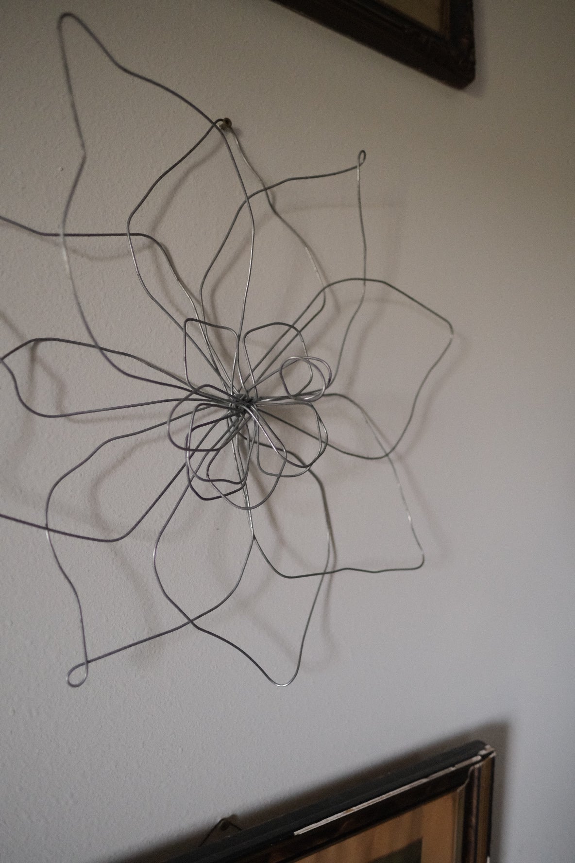 Medium Single Wire Wall Flower