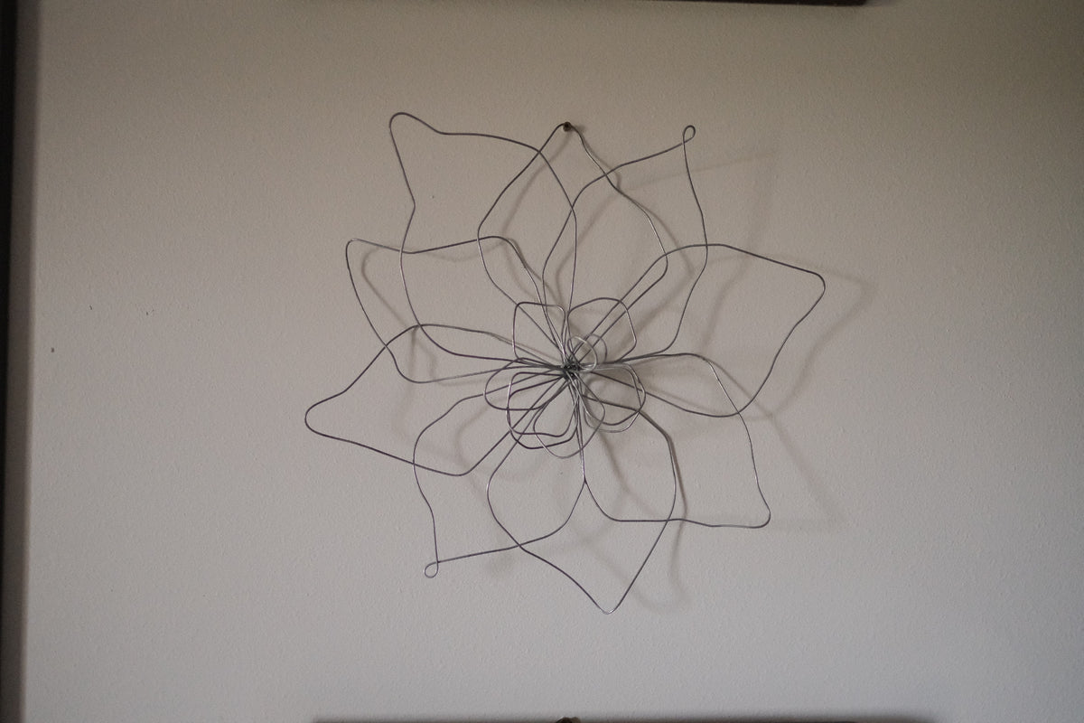 Medium Single Wire Wall Flower