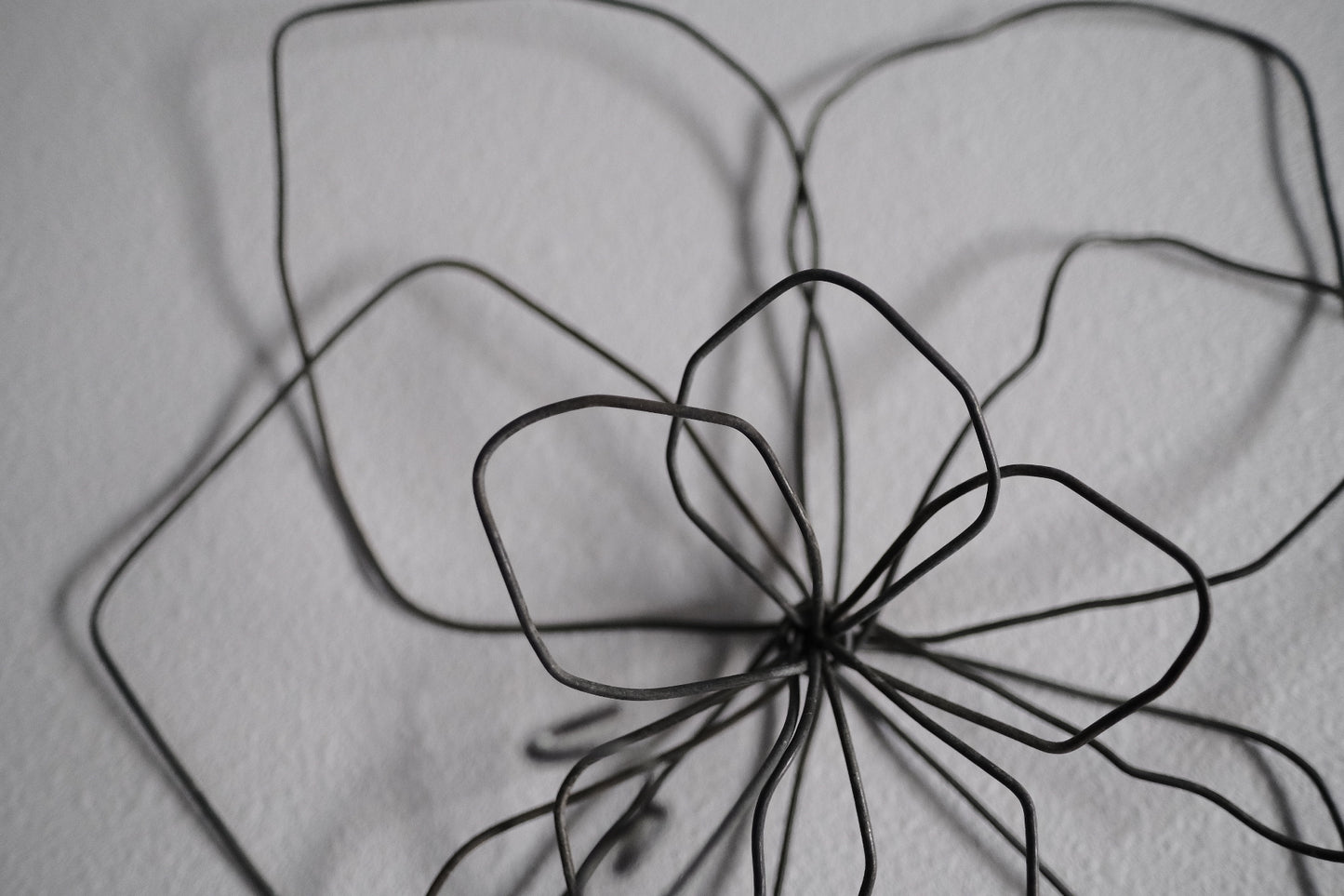 Small Single Wire Wall Flower