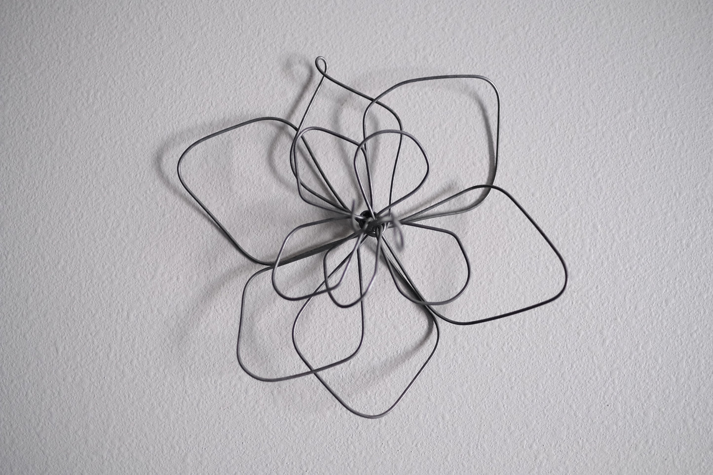 Small Single Wire Wall Flower