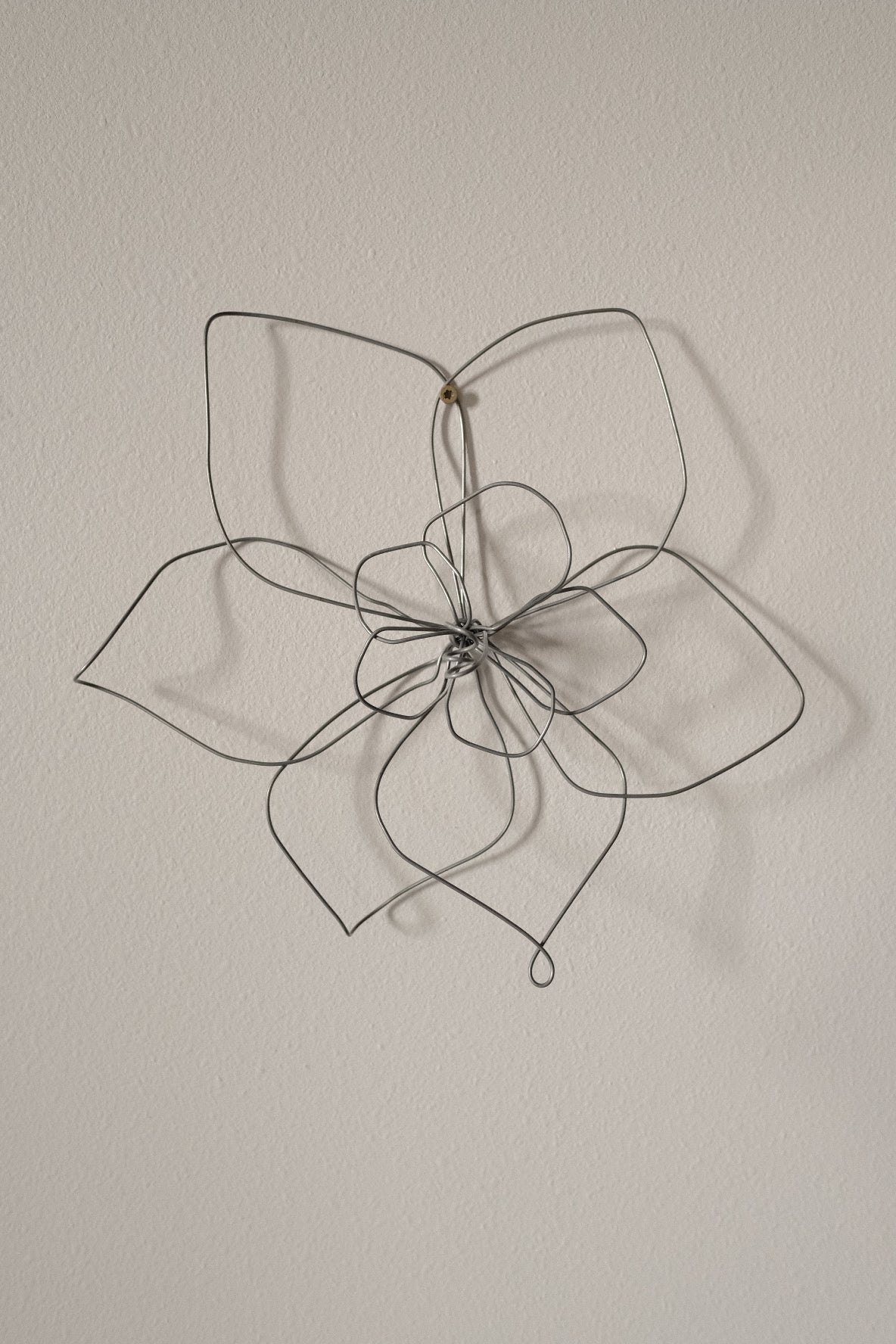 Small Single Wire Wall Flower