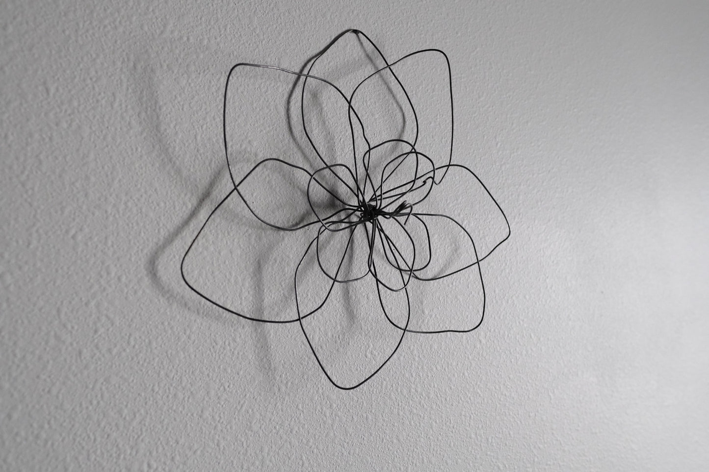 Small Single Wire Wall Flower