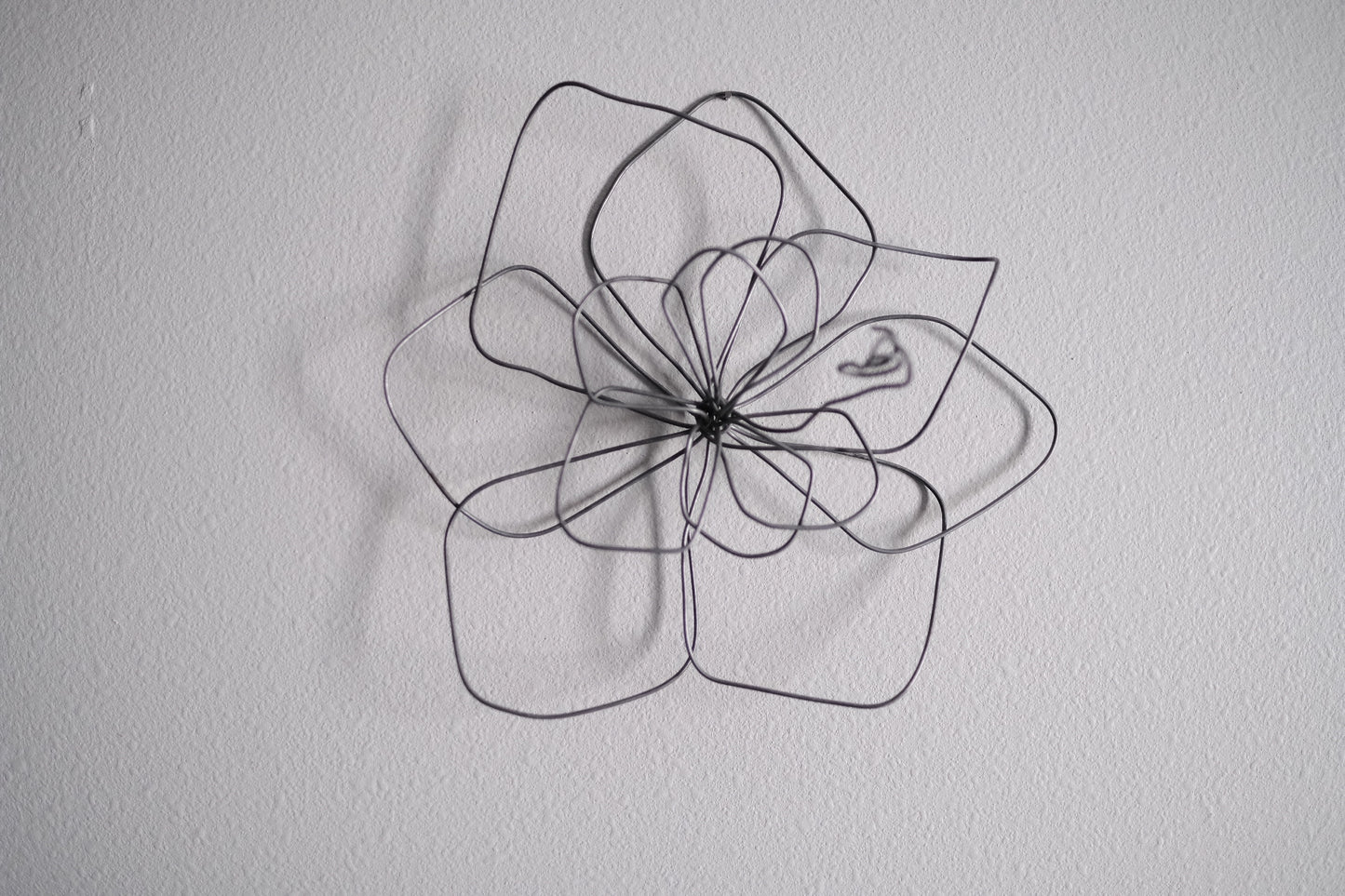 Small Single Wire Wall Flower