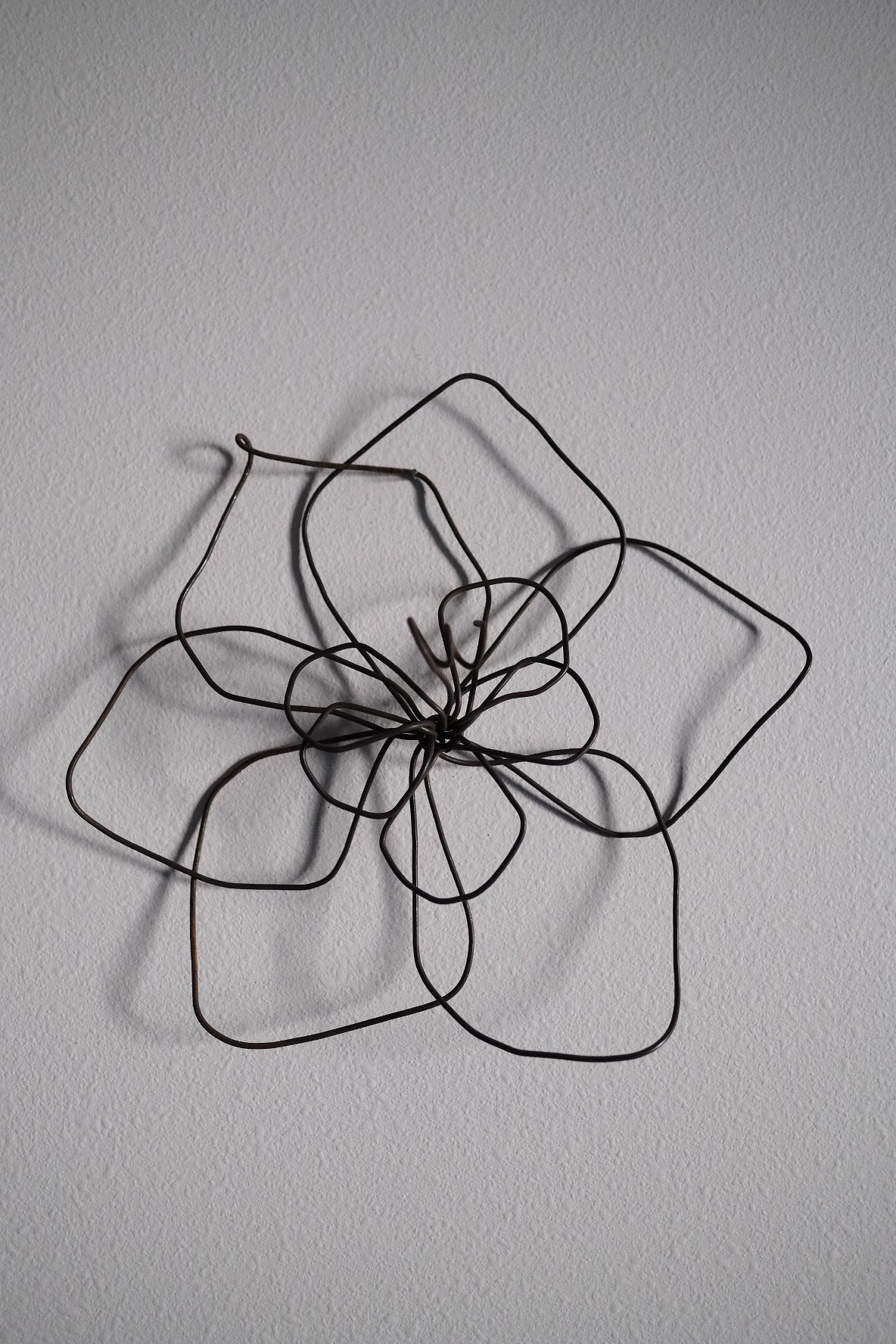 Small Single Wire Wall Flower