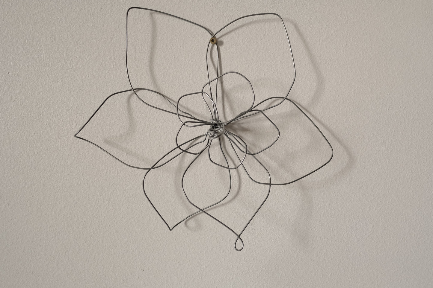 Small Single Wire Wall Flower