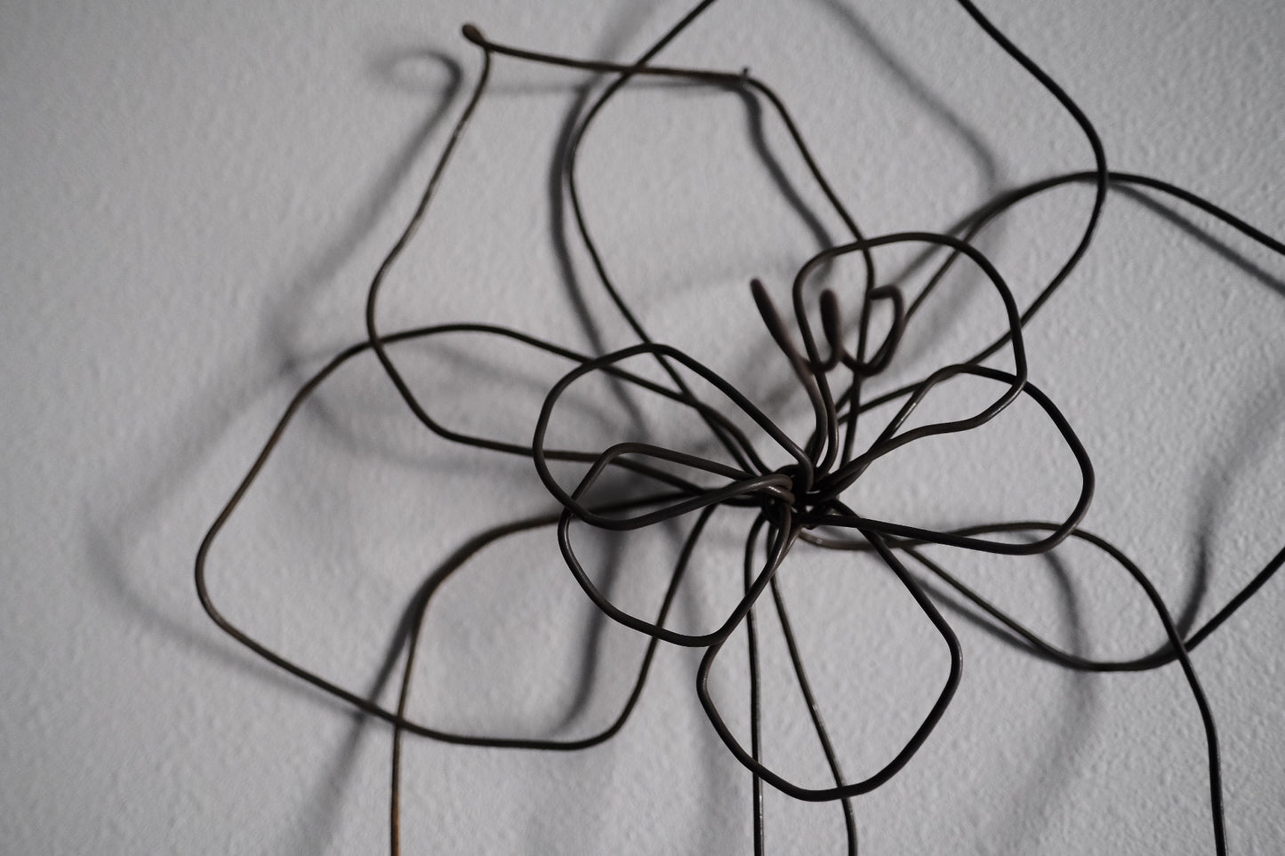 Small Single Wire Wall Flower