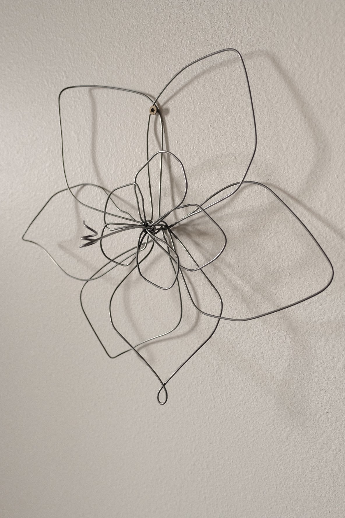 Small Single Wire Wall Flower
