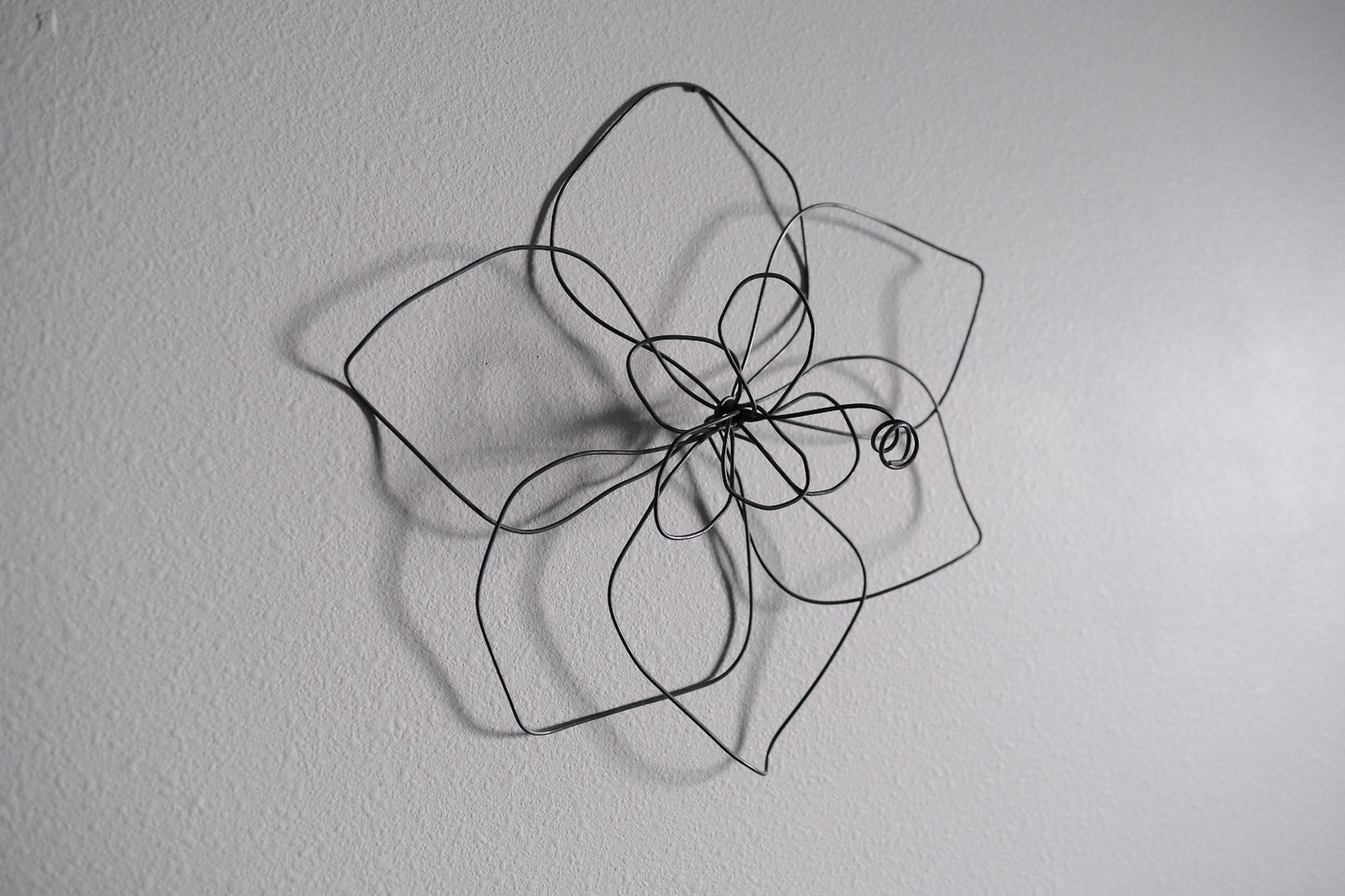 Small Single Wire Wall Flower