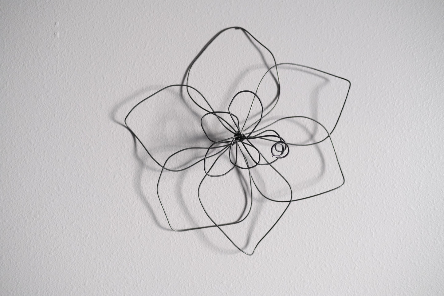 Small Single Wire Wall Flower