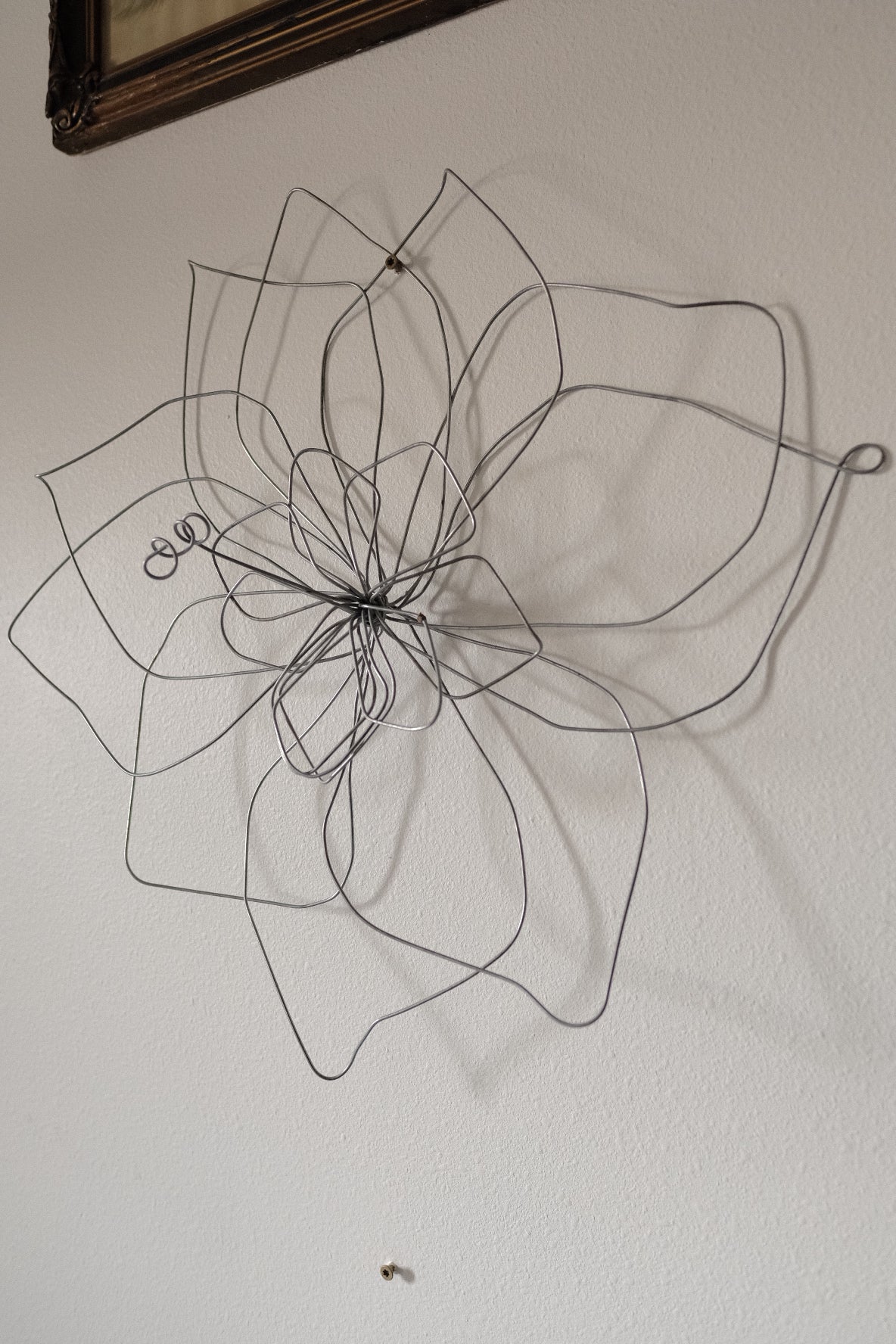 Medium Single Wire Wall Flower